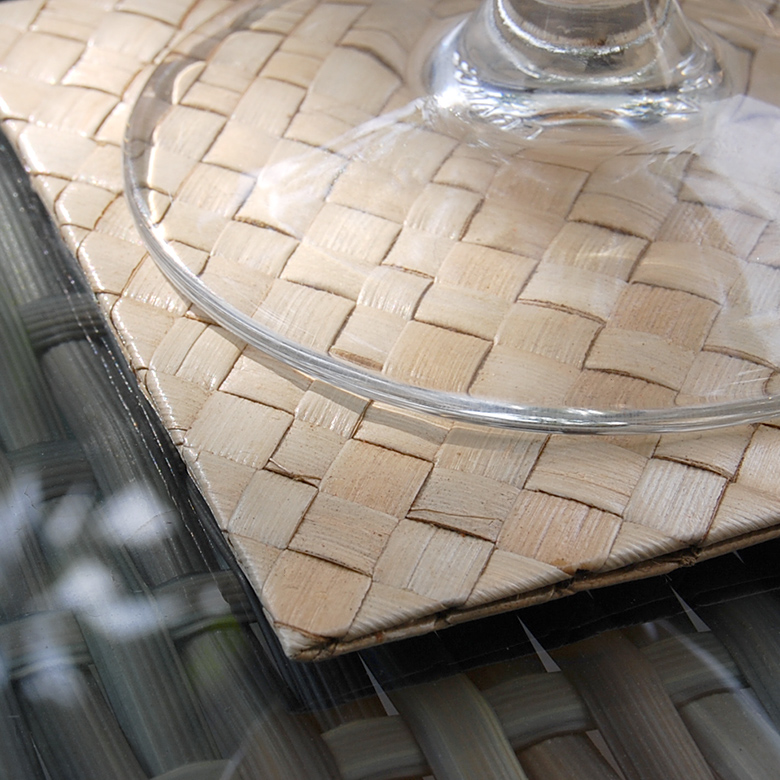 毎日の食事やティータイム、来客用にも使えるコースターは一つあると何かと重宝する事間違いなしです。