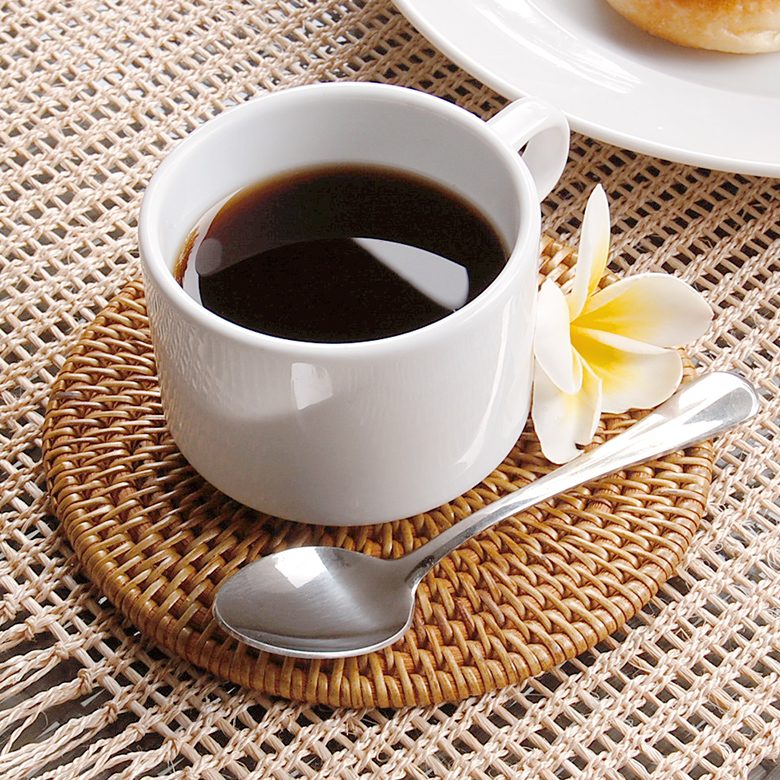 ラタンで編まれた小さなランチョンマット