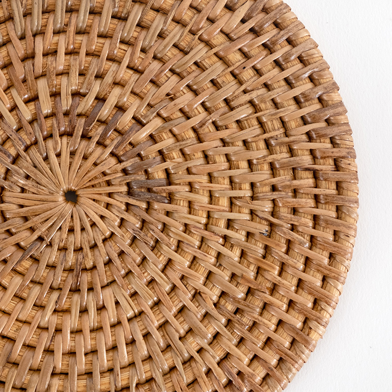 ナチュラルテイストたっぷりのラタンで編まれた小さなランチョンマット。