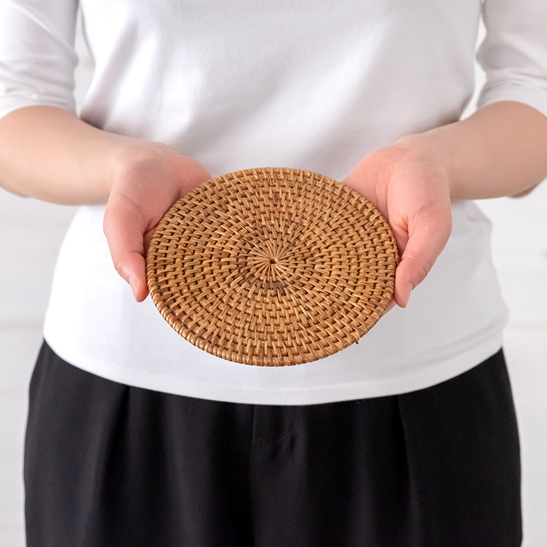 どんぶりや小鉢で食事をするとき、この小さなランチョンマットが大活躍。