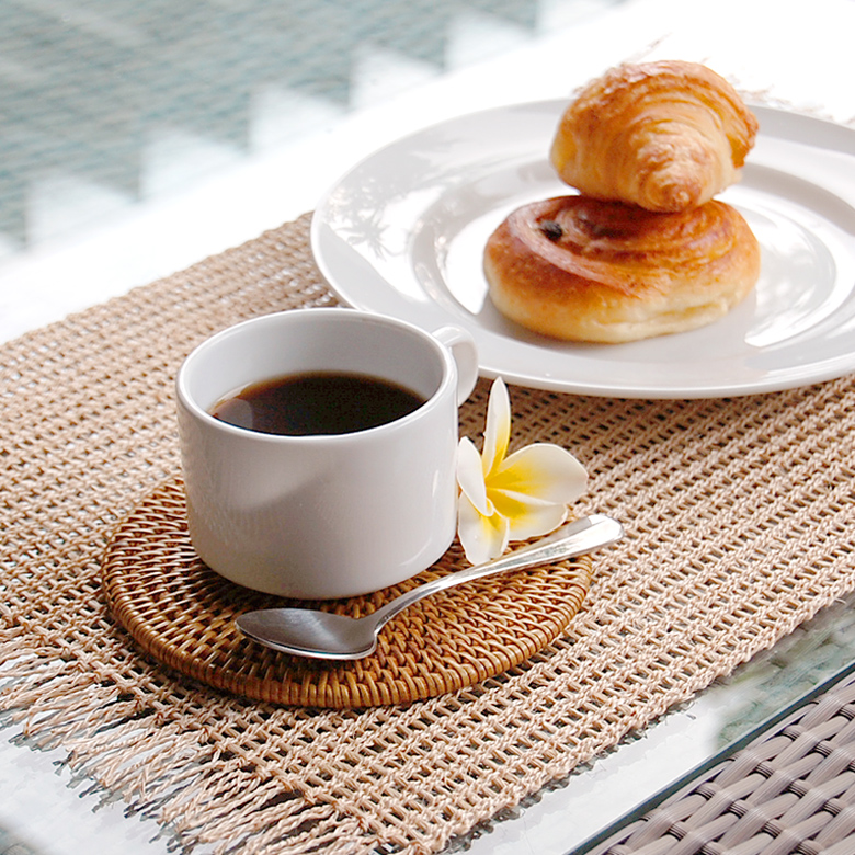 直径約15cmなので小ぶりの食器を置いても様になるんです。