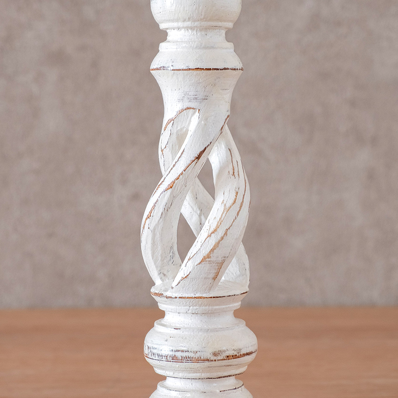 中心部分のねじれたデザインは鉄のようですが、1本の木を彫って作られています。