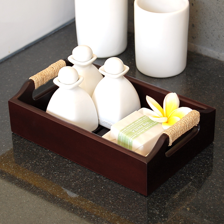 天然木の温かさが伝わるトレイ