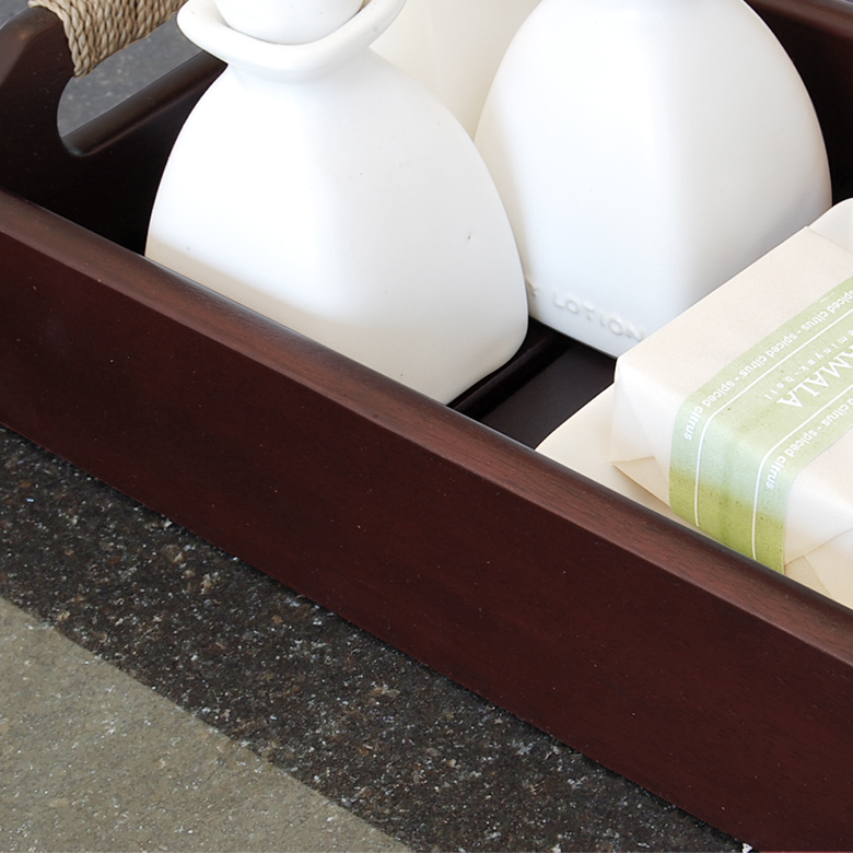 ダークブラウンの重厚感ある天然木を使用した、バスや洗面所などの小物をスッキリ収納できるトレイ。