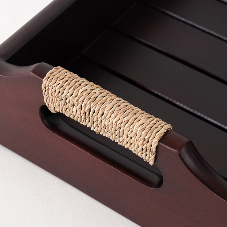 ご自宅のちょっとした小物を収納できる木製トレイ。