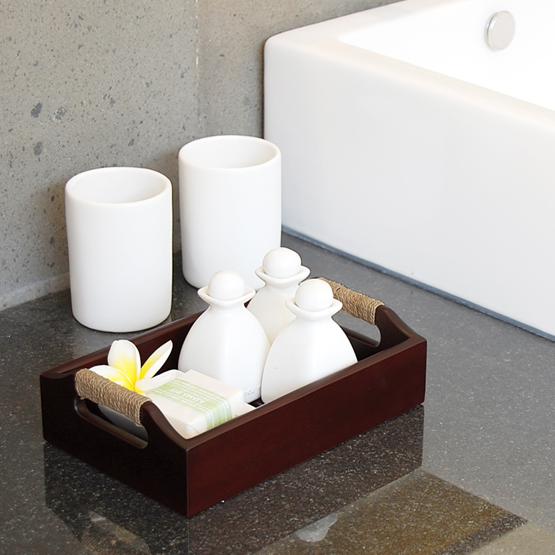 シンプルな木製トレイは飽きのこないデザインで、アジアンはもちろんモダンな小物と相性抜群。