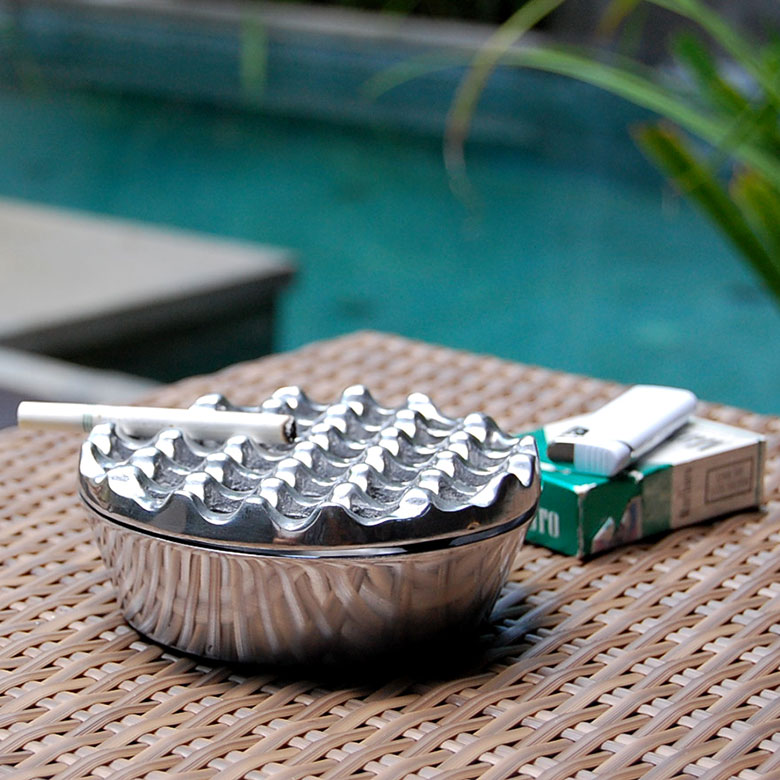 波のデザインがオシャレで機能的なアルミ製灰皿。
