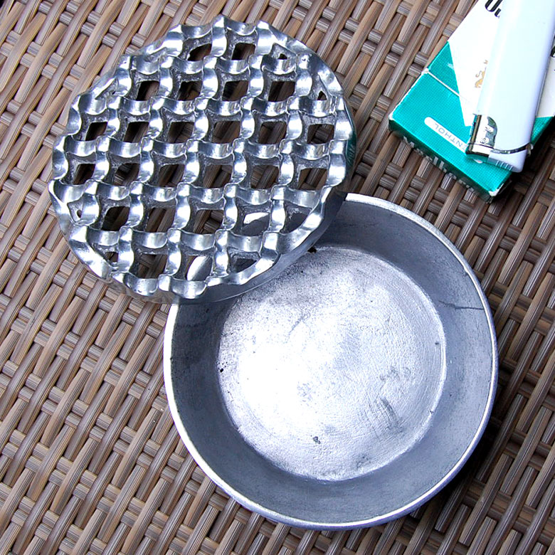 アルミ製のアジアン灰皿はバリの職人が丁寧に一つ一つ作り上げたハンドメイドの温もりを感じるアイテムです。