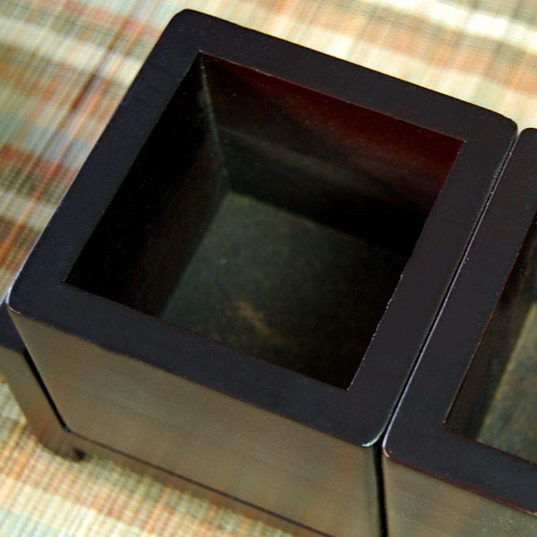 マホガニーの素材の特徴を生かした木製スタンドケース