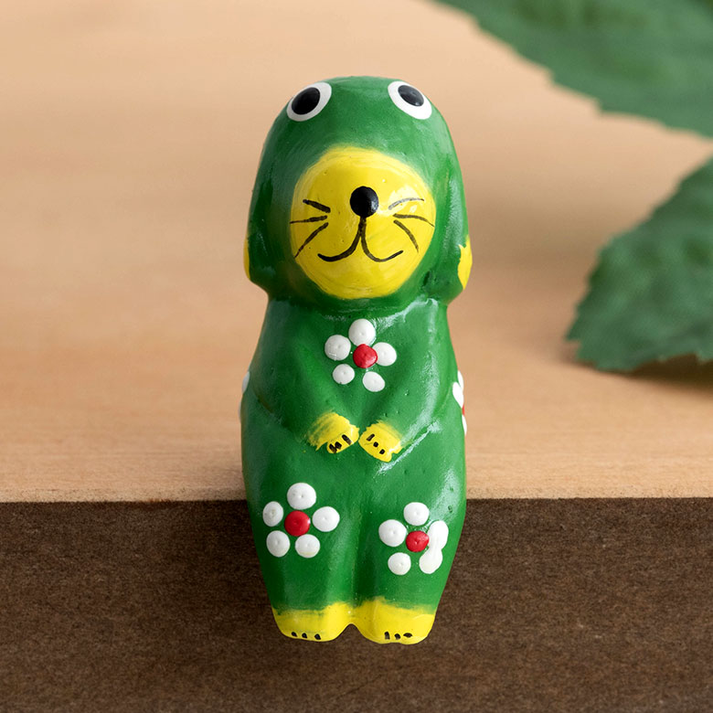 胸や膝に描かれた小さなプルメリアの模様がワンポイント。