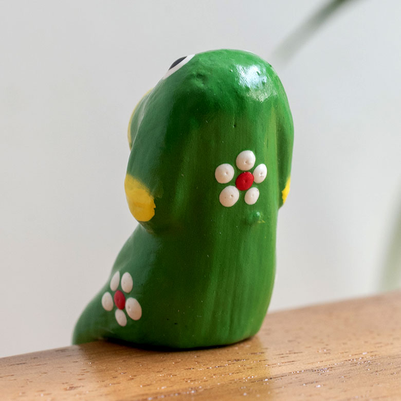 木から犬の形を彫り、職人のセンスで彩られたカラフルな色が塗られた、可愛いオブジェに仕上がっています。