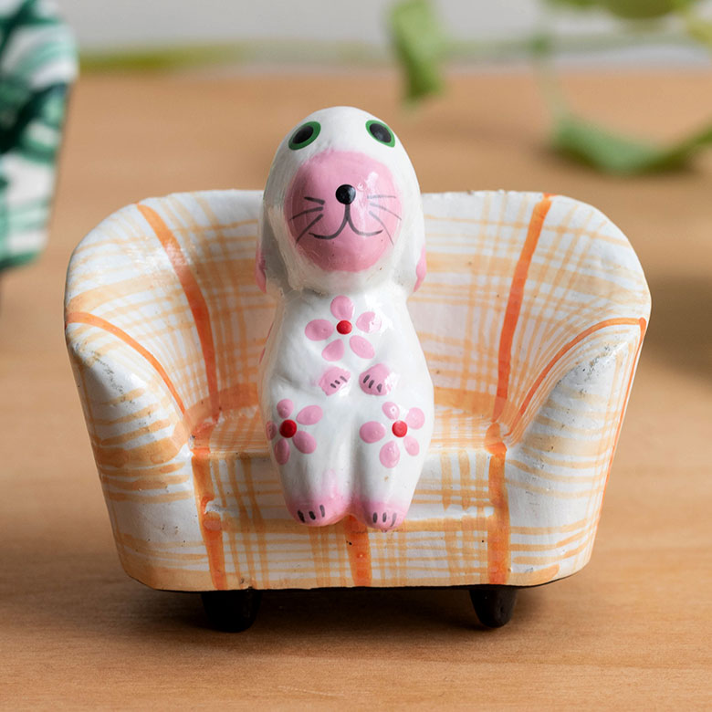 別売りの木彫りのソファに乗せることができます。