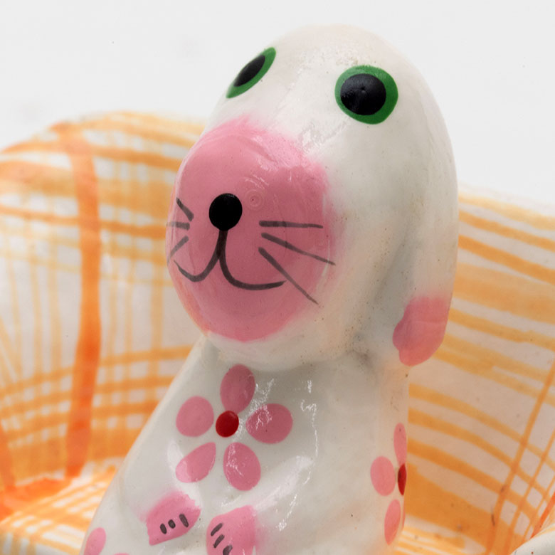 ちょこんと座った可愛らしい姿に癒されて。