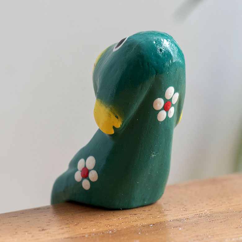 木から犬の形を彫り、職人のセンスで彩られたカラフルな色が塗られた、可愛いオブジェに仕上がっています。