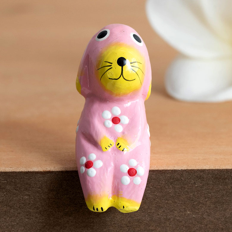 胸や膝に描かれた小さなプルメリアの模様がワンポイント。