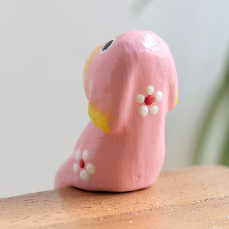 木から犬の形を彫り、職人のセンスで彩られたカラフルな色が塗られた、可愛いオブジェに仕上がっています。