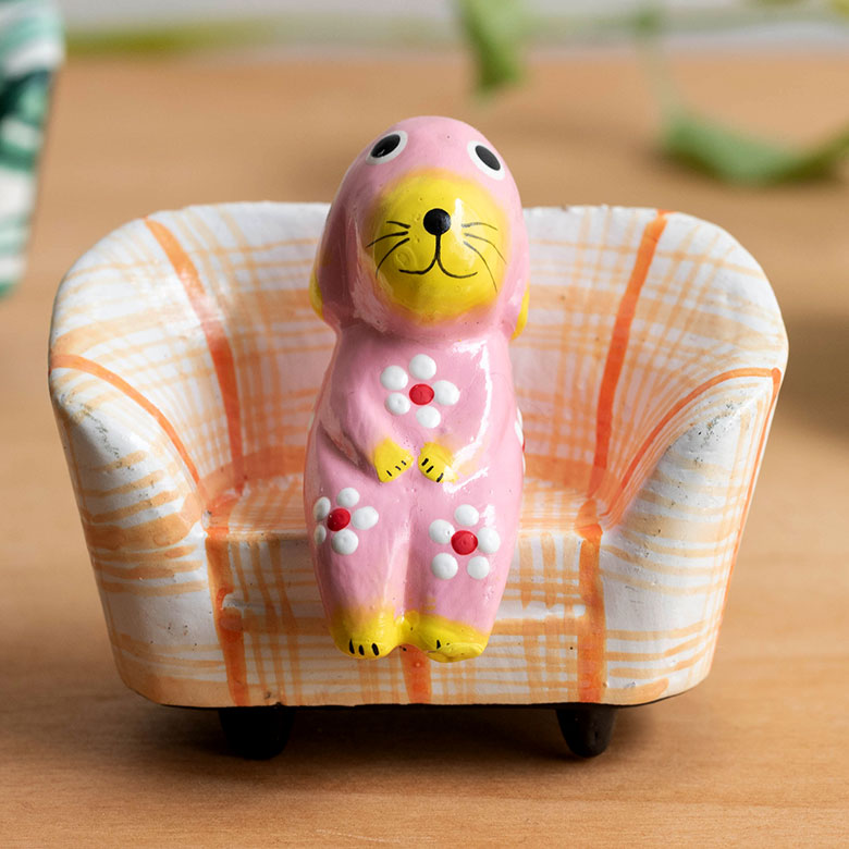 別売りの木彫りのソファに乗せることができます。