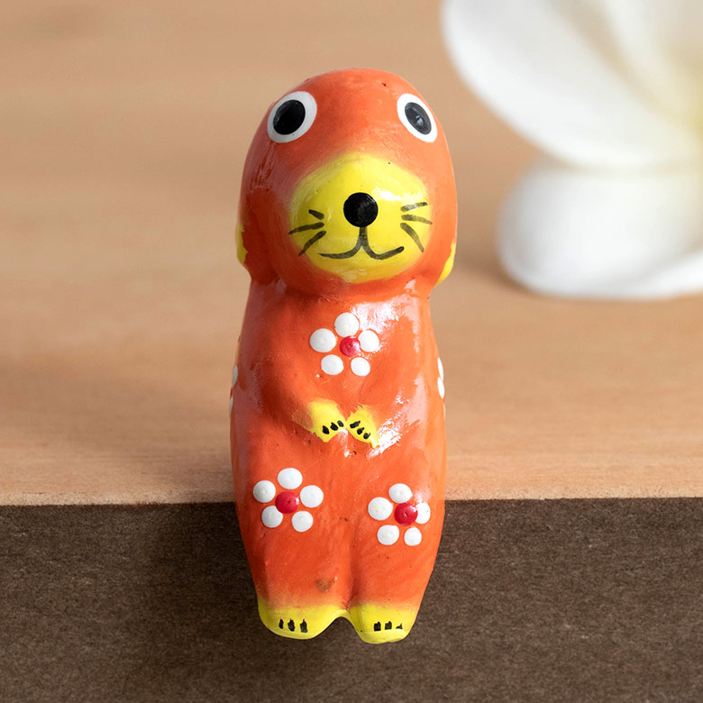 胸や膝に描かれた小さなプルメリアの模様がワンポイント。