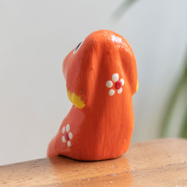 木から犬の形を彫り、職人のセンスで彩られたカラフルな色が塗られた、可愛いオブジェに仕上がっています。