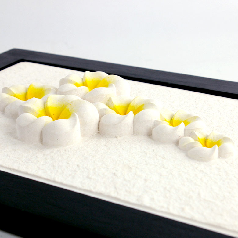 まるでプルメリアの十字架のようにも見えるレリーフは、
お部屋に飾るとバリのリゾート気分を演出してくれます。