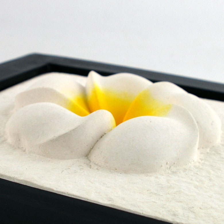 それぞれのプルメリアの立体感が違い、全体的に奥行きを感じるデザイン。