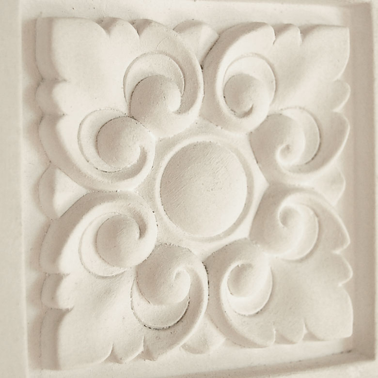 オリエンタルなリーフが4つ中央の球体を囲うようにデザインされたストーンレリーフ。