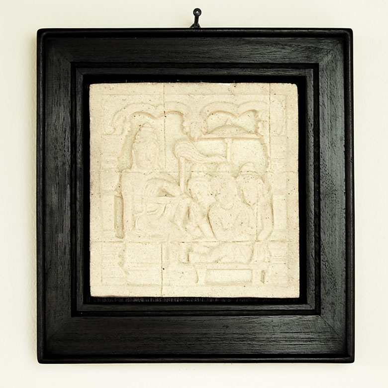 職人が手間暇かけて作り上げたストーンレリーフは、
一人のブッダを3人のブッダが崇めるかのようなデザイン。