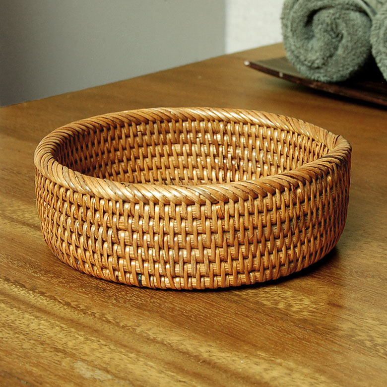 ラタンで編まれた小物入れ