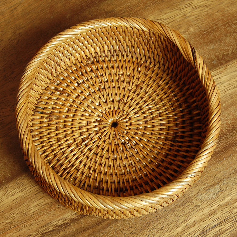 天然素材ラタン100%で編まれており、ナチュラルなインテリアにマッチします。