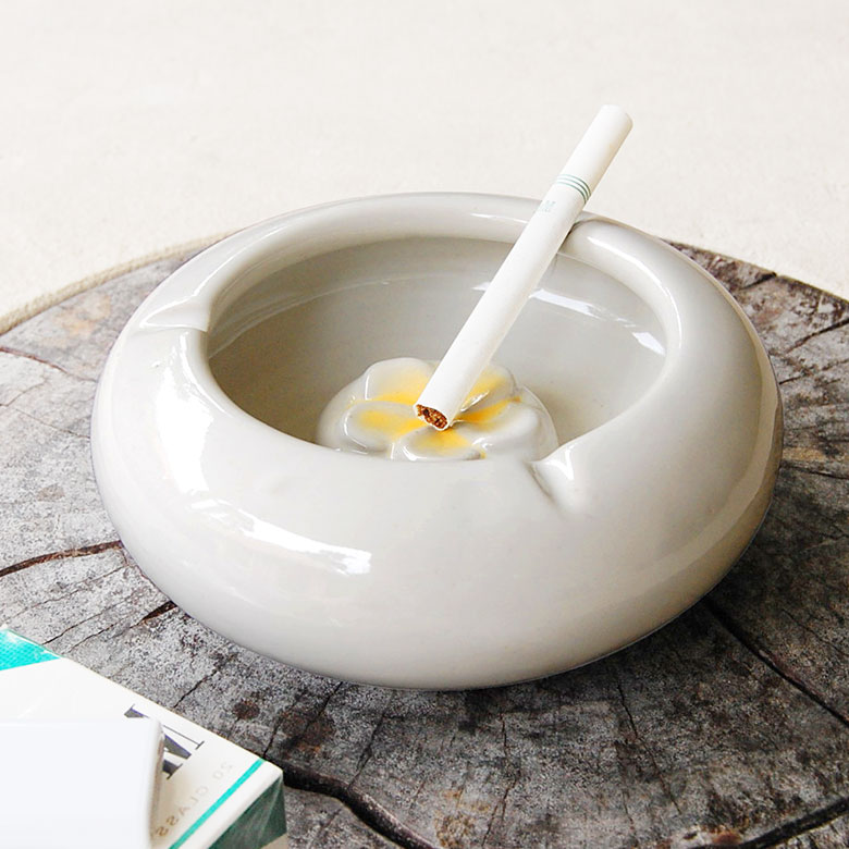 タバコを置く窪みが３箇所あるので使いやすいアイテムです。