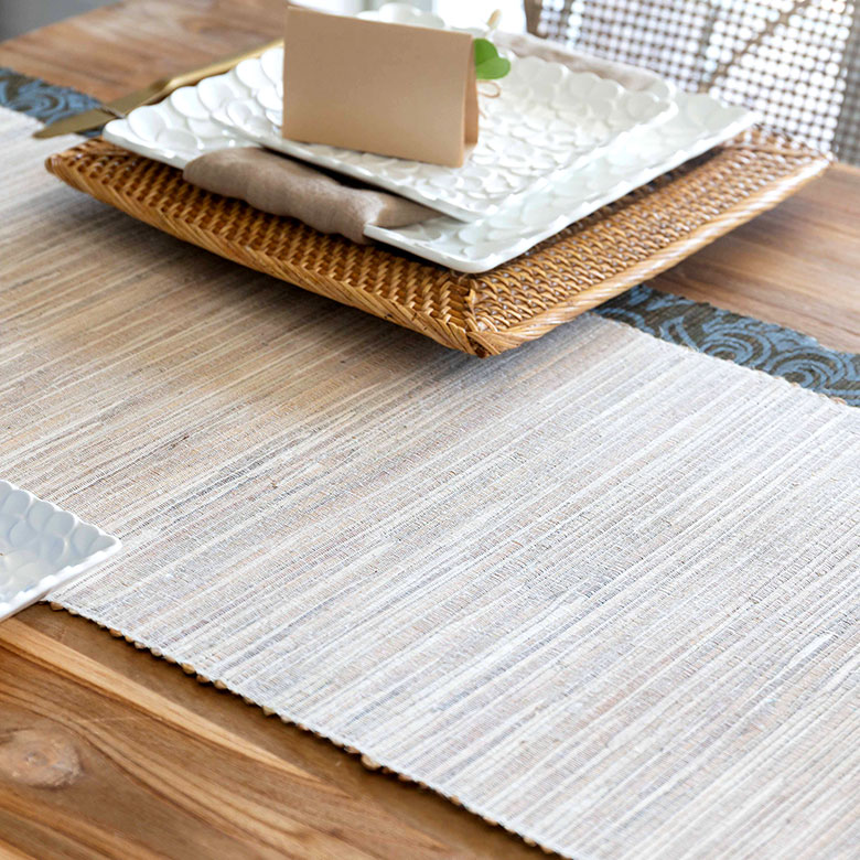 バリ島の職人により、ハンドメイドで編まれたテーブルランナー。