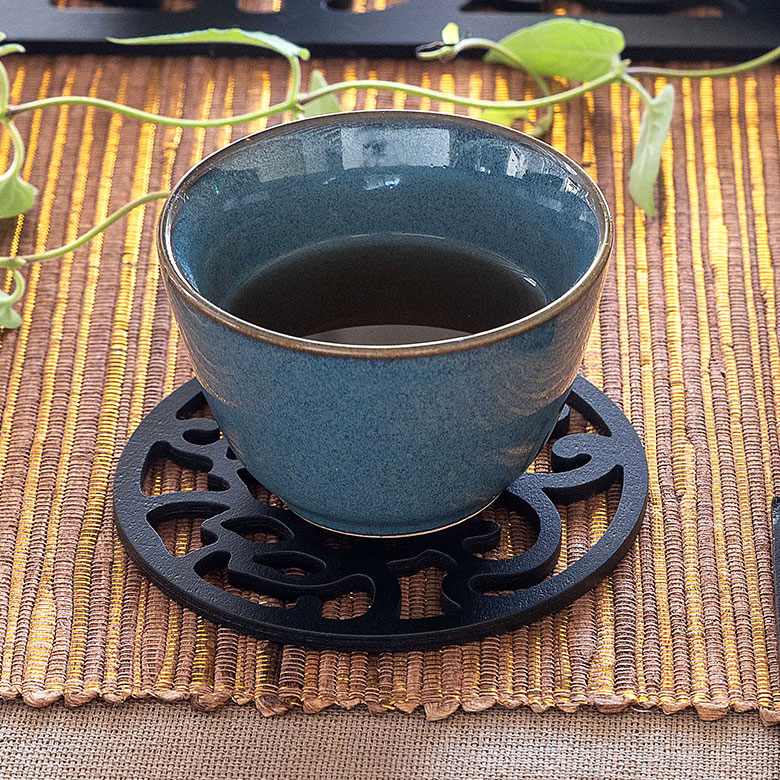 切り絵や彫刻アートのような、美しい木製コースター。