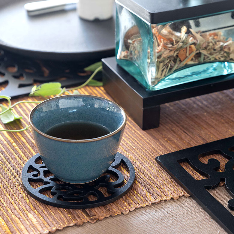 落ち着きのある黒が、モダンな雰囲気を演出します。