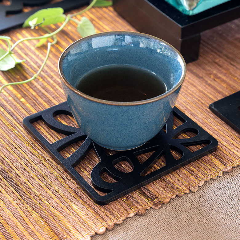 切り絵や彫刻アートのような、美しい木製コースター。