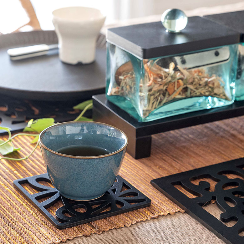 落ち着きのある黒が、モダンな雰囲気を演出します。