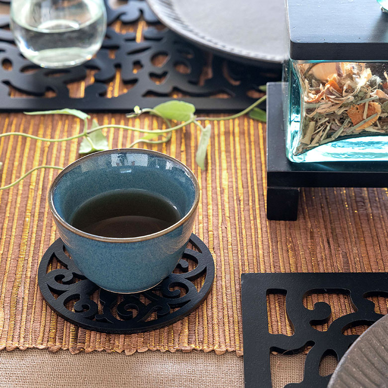 落ち着きのある黒が、モダンな雰囲気を演出します。