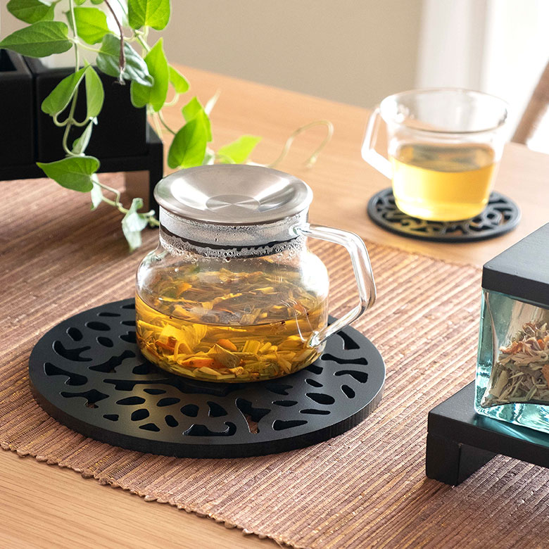 切り絵や彫刻アートのような、美しい木製ランチョンマットー。