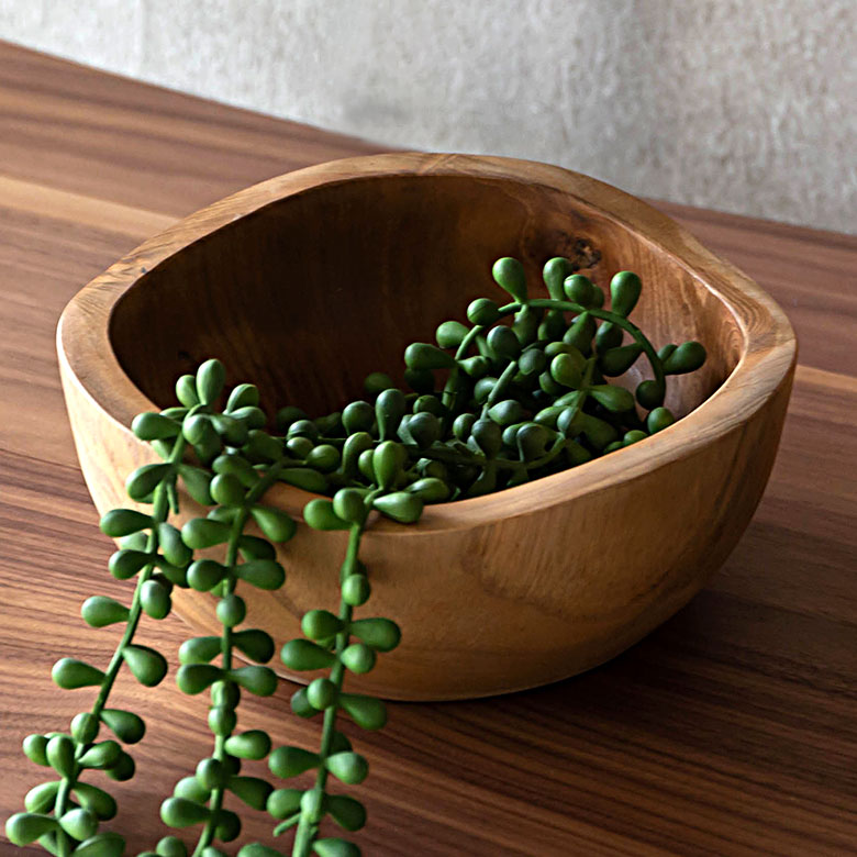 チークの無垢材は、独特の柔らかな温かみがあり、素朴さと美しさを
兼ね備えた素材。