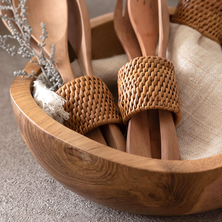 天然素材そのものの形を活かして作られているので、チーク無垢材の魅力を存分に味わえます。