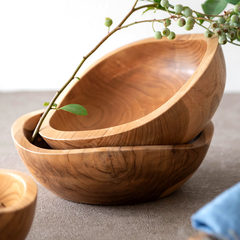 塗装をしていないナチュラルな質感で、あたたかみを感じるウッドボウル。