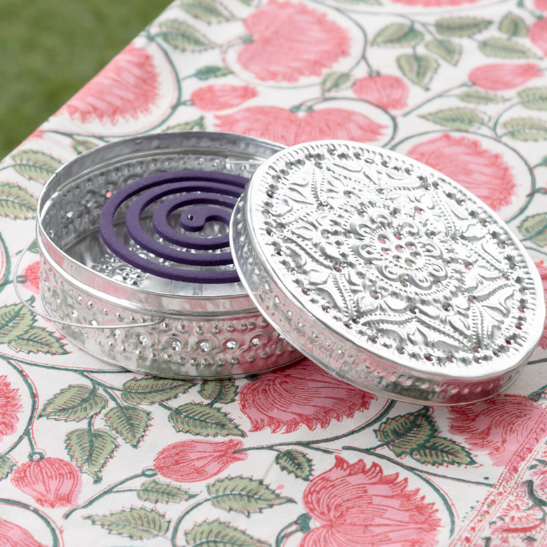 シンプルながら存在感を放つ蚊取り線香ホルダー