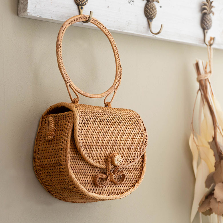 付属のストラップをつけるとショルダーバッグとしても使えます。