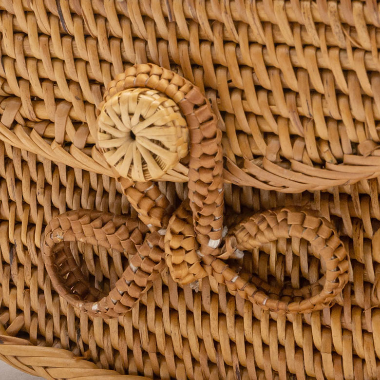 留め具部分のリボンデザインがアクセント。