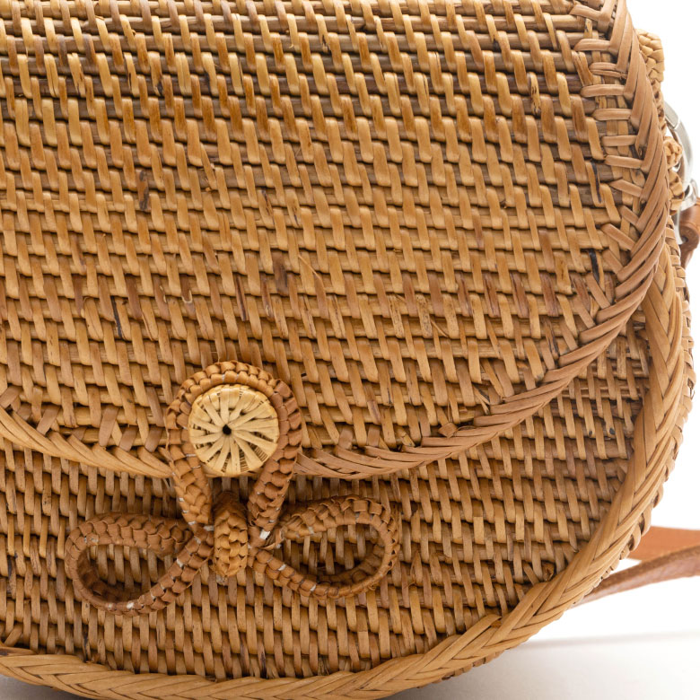 ころんとした丸いフォルムが愛らしい、アタの2wayハンドバッグ。