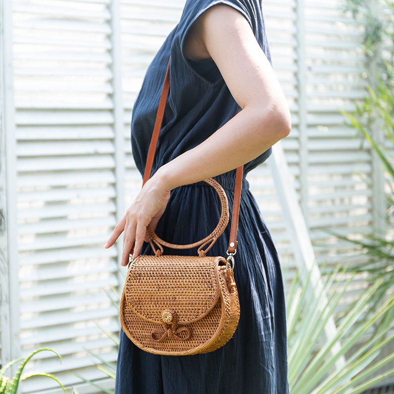 シーンに合わせて手持ち、肩掛けと2wayで使い分けできます。