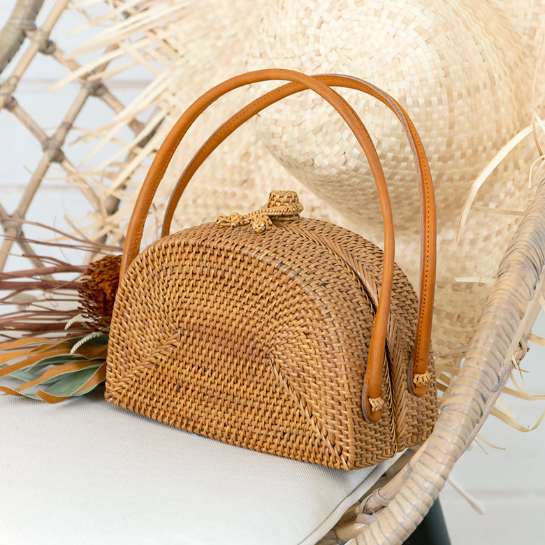 アタで編まれたハーフムーンバッグ