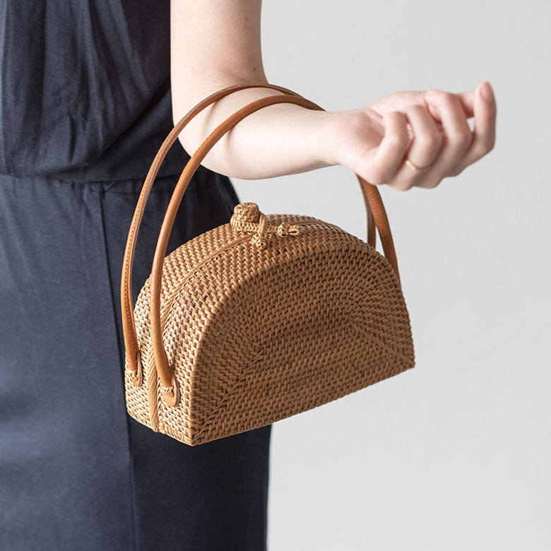 リゾートスタイルや普段のお出かけにはもちろん、浴衣など和装にもよく似合います。