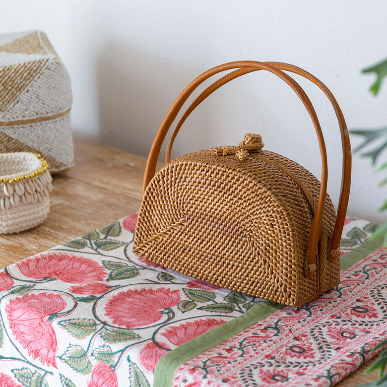 ハーフムーンのシルエットがモダンで、洗練された印象のアタバッグ。