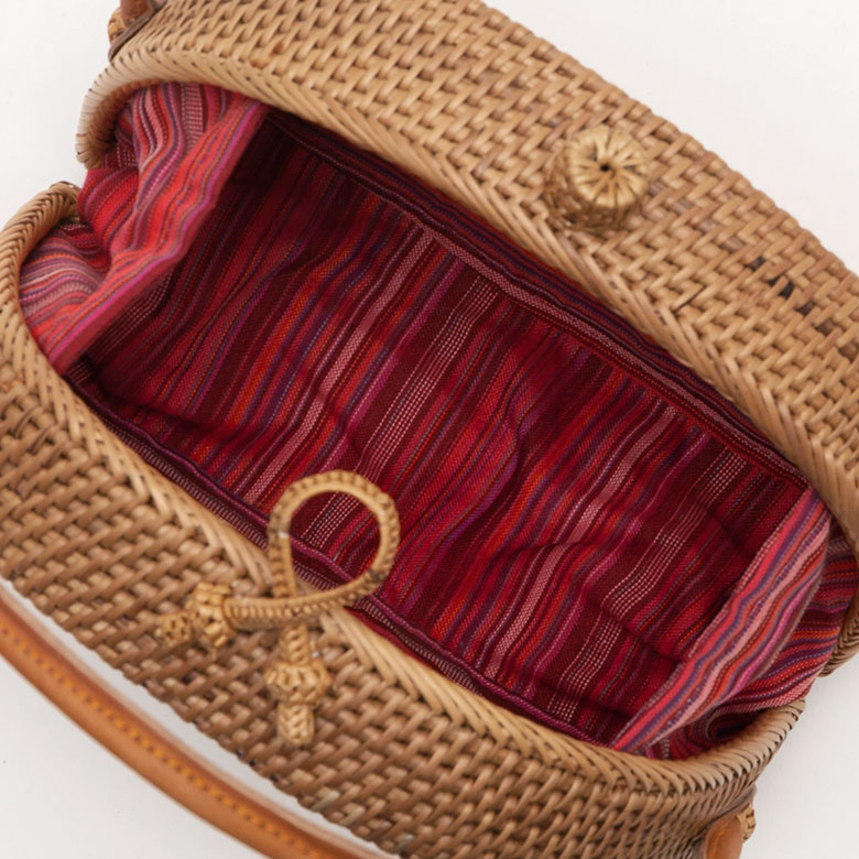 内側は布張りになっているので小物を入れても安心。