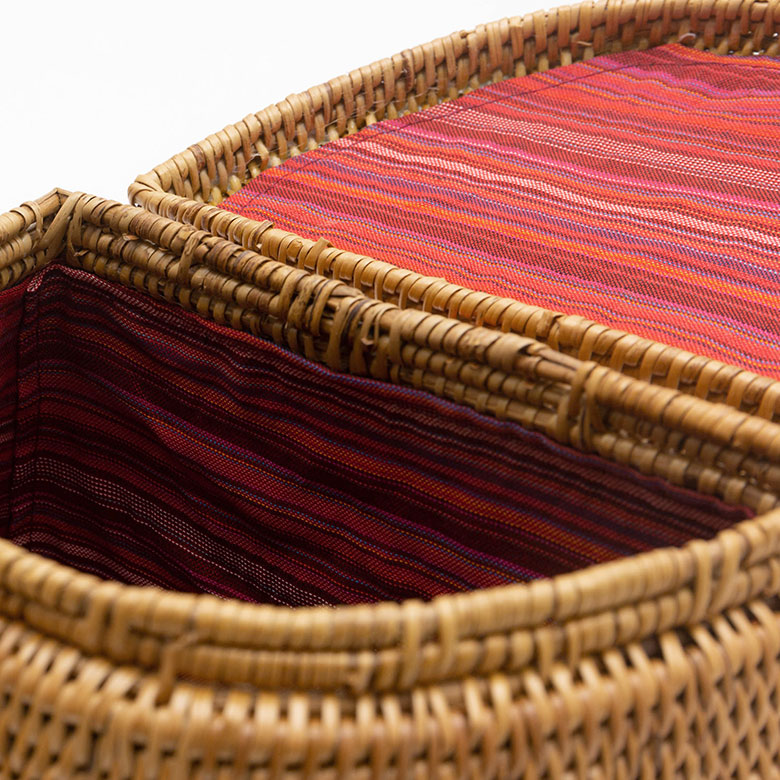 内側は布張りになっているので小物を入れても安心。